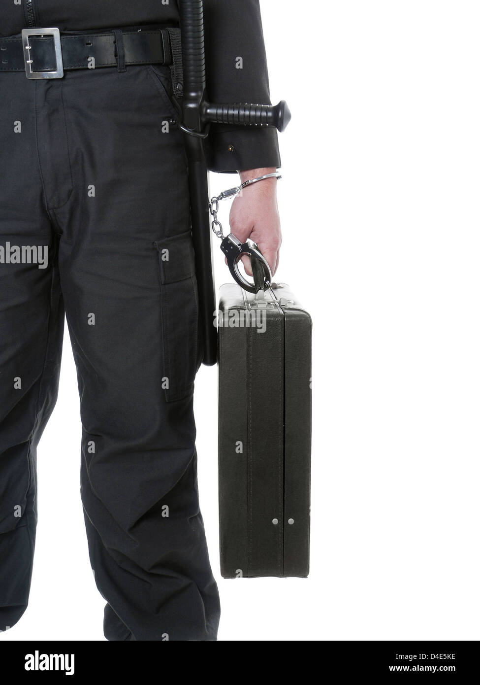 Nahaufnahme der Security-Mann mit schwarzen Koffer mit Handschellen gefesselt an seiner Hand geschossen auf weiß Stockfoto