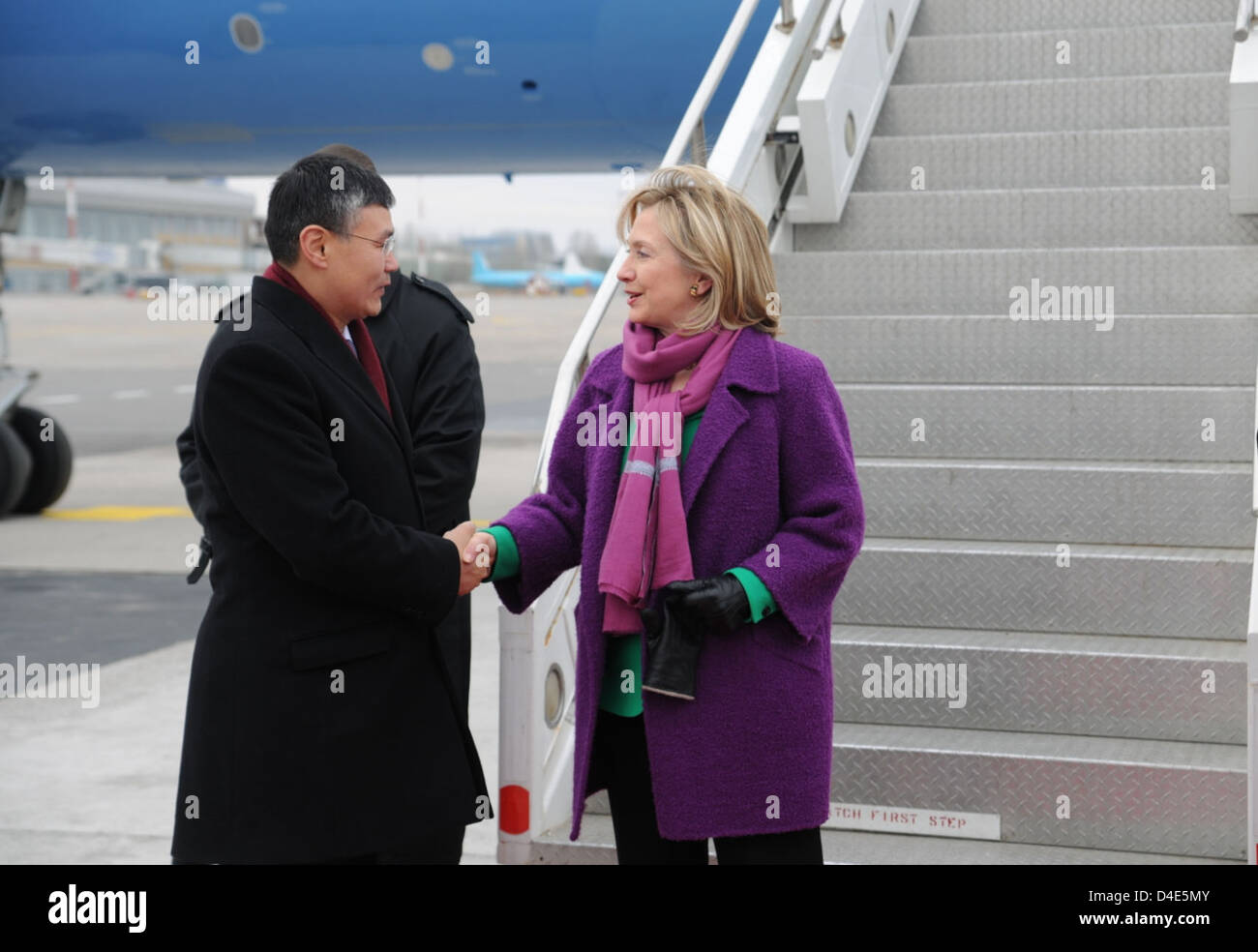 Außenministerin Clinton wird von kirgisischen Staatschef Protokoll der MFA Tentimishev begrüßt. Stockfoto