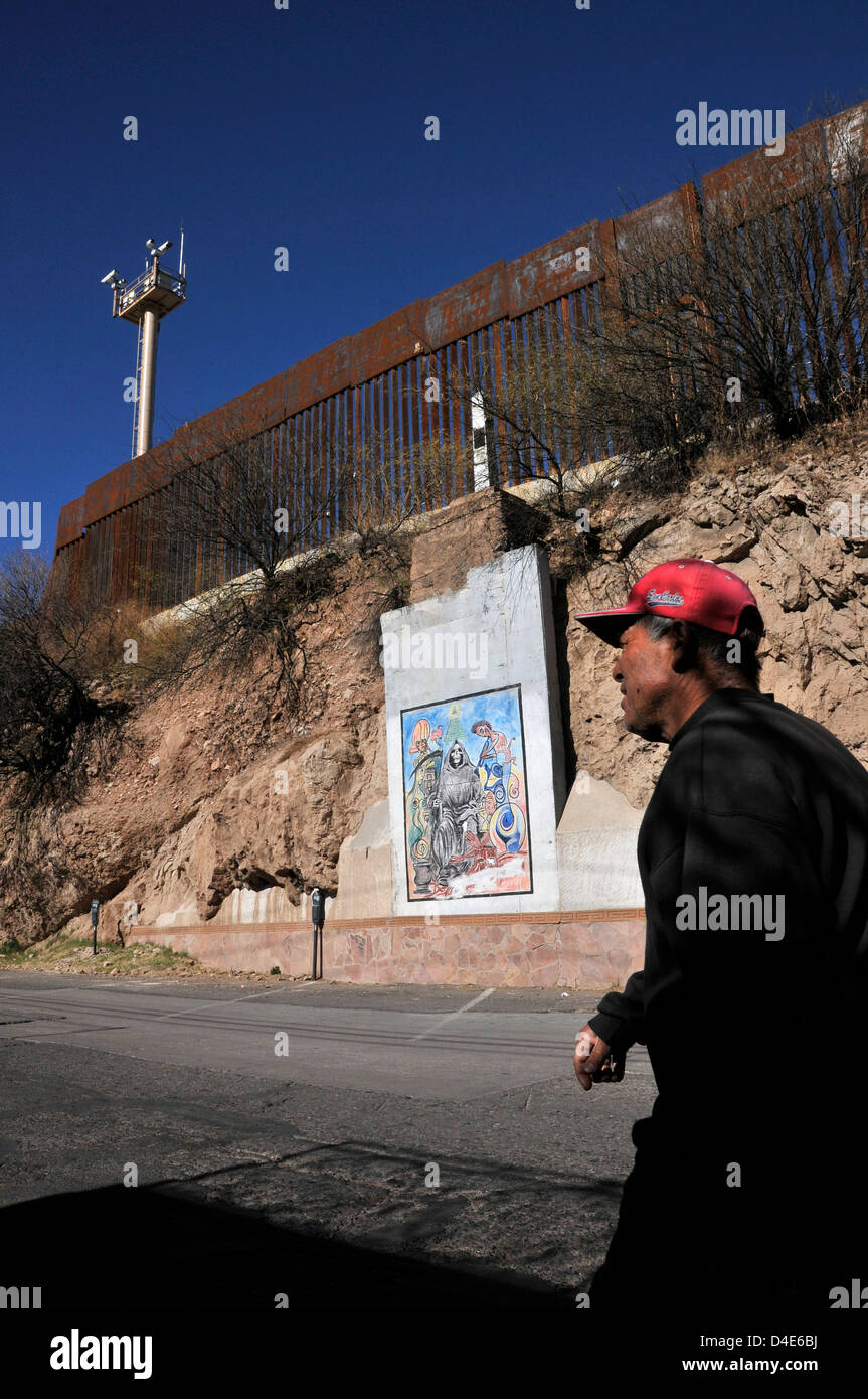 Überwachungskameras in Nogales, Arizona, USA, Überwachung die Grenze mit Nogales, Sonora, Mexiko. Stockfoto