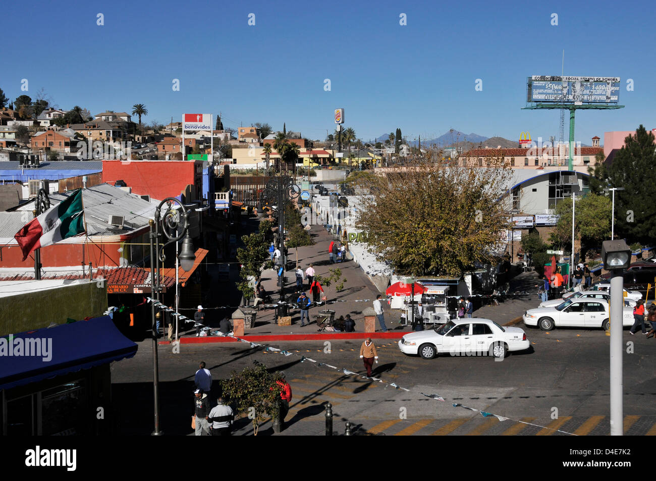 Shopper in Nogales, Sonora, Mexiko, bevormunden Geschäfte in der Nähe der Grenzmauer in Nogales, Arizona, USA. Stockfoto