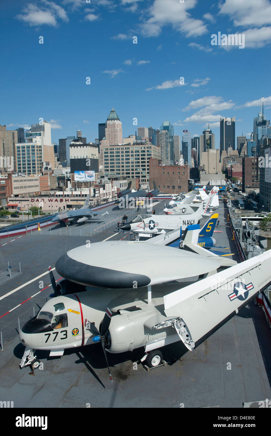 KÄMPFER-FLUGZEUGE AUF DEM FLUGDECK DER INTREPID SEA AIR AND SPACE MUSEUM MANHATTAN NEW YORK CITY USA Stockfoto