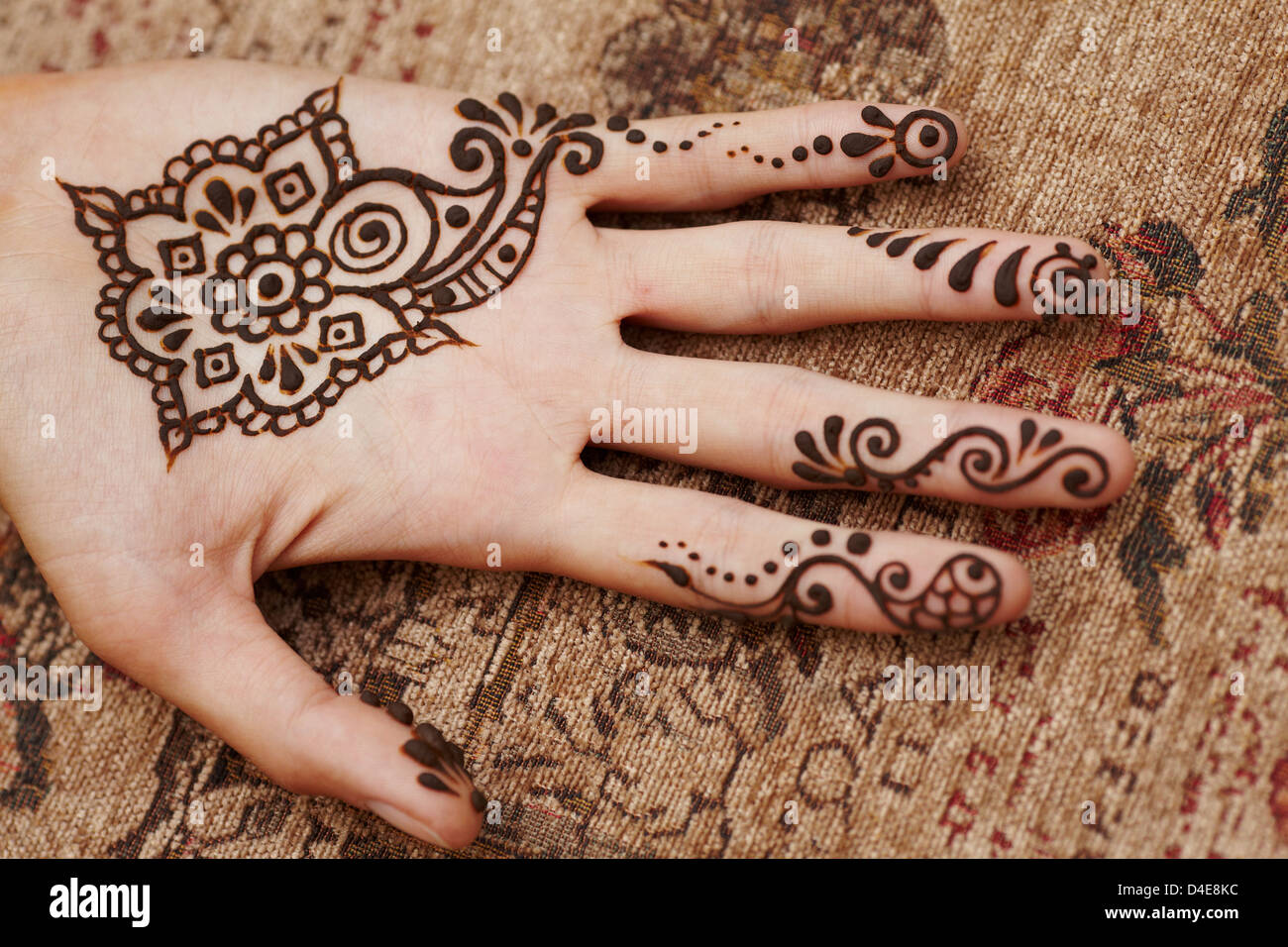 Henna Kunst in Frauenhand Stockfoto