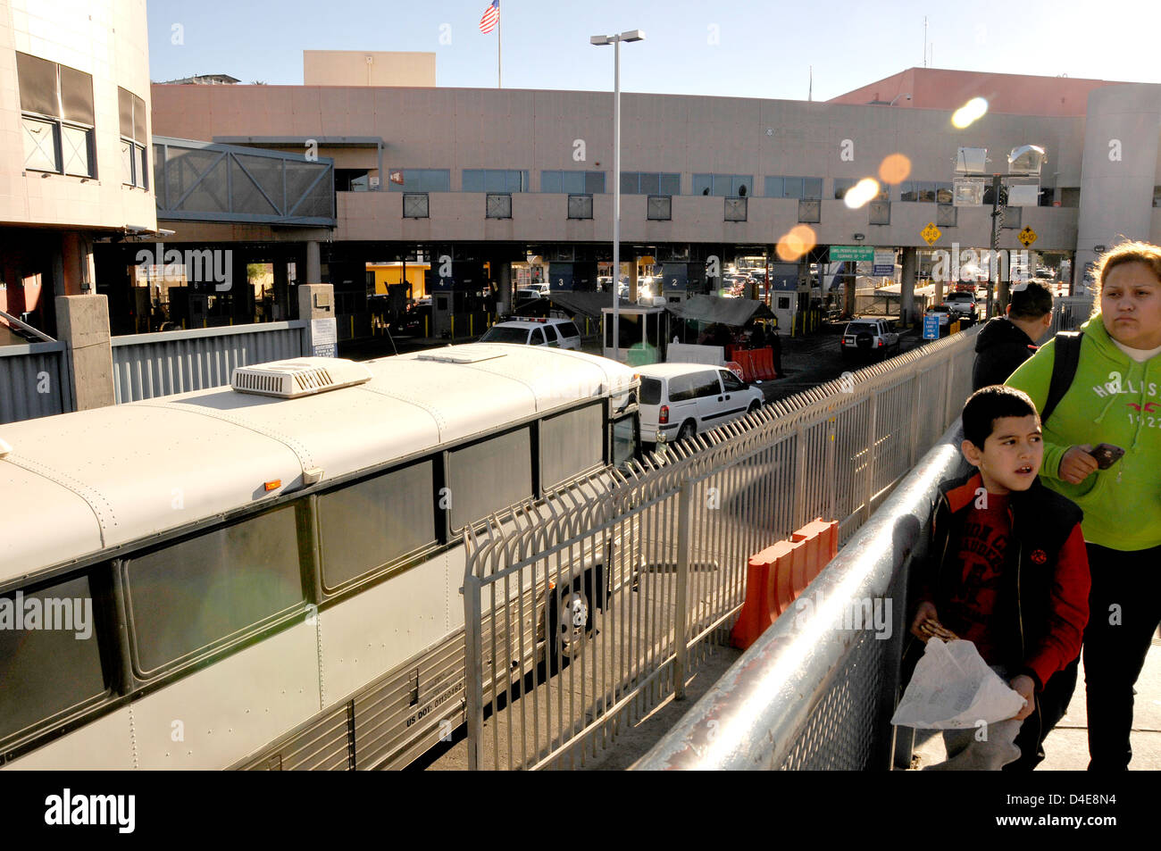 Ein Bus Transport Deportierten aus der Nogales, Arizona, nähert USA, nach Mexiko, sich Dennis DeConcini Port Of Entry. Stockfoto