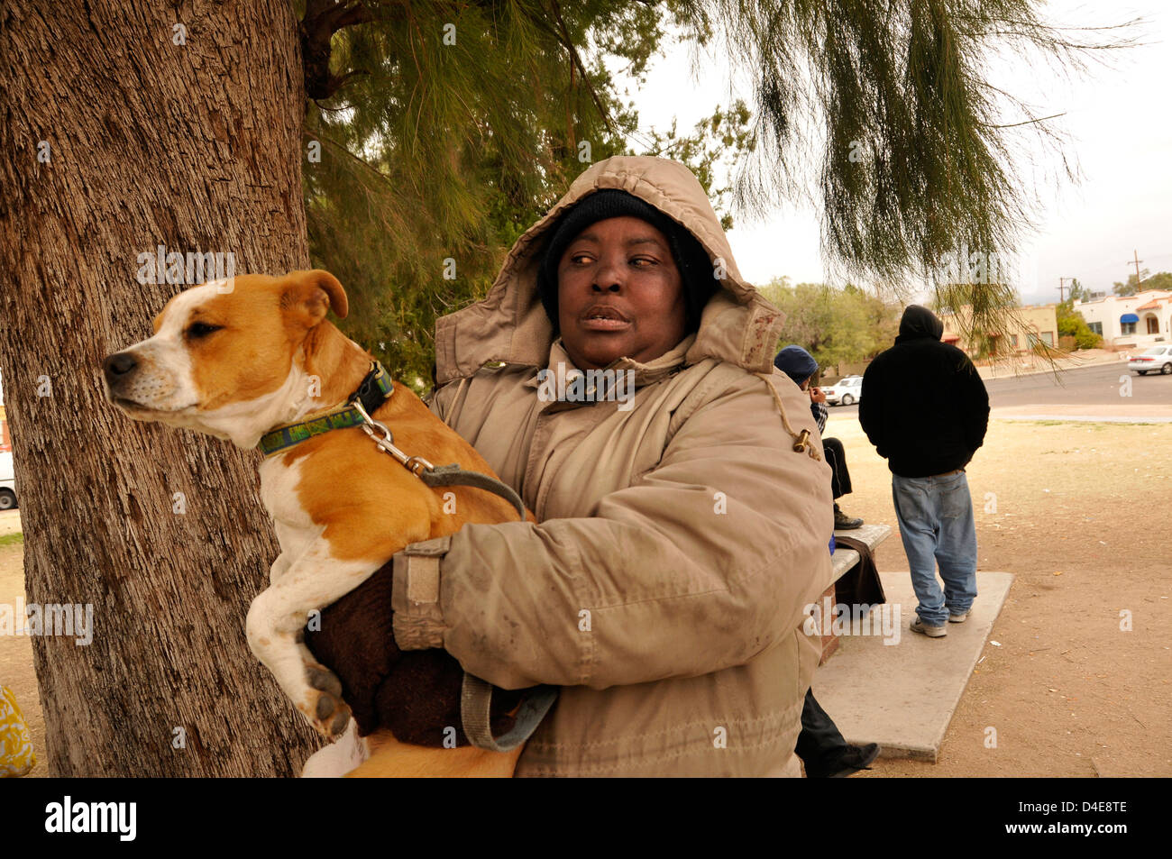 Eine Obdachlose Frau und ihr Hund verbringt den Tag im Anza Park, Tucson, Arizona, USA. Stockfoto