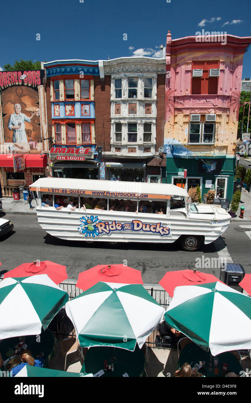 FAHREN DER DUCK TOUR BUS ZEILE DER BEMALTEN HÄUSERN SOUTH STREET DOWNTOWN PHILADELPHIA PENNSYLVANIA USA Stockfoto