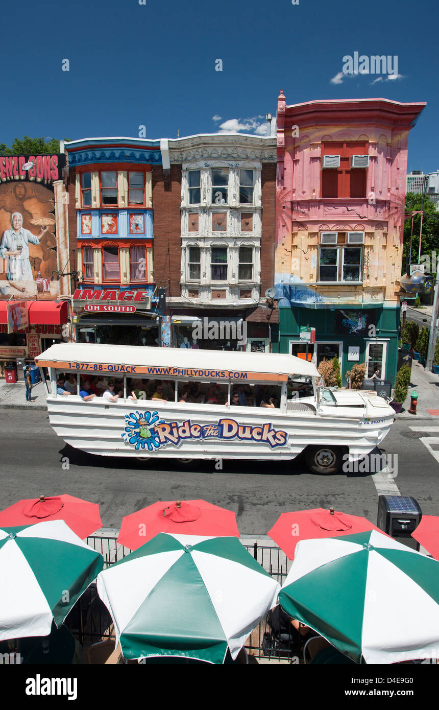 FAHREN DER DUCK TOUR BUS ZEILE DER BEMALTEN HÄUSERN SOUTH STREET DOWNTOWN PHILADELPHIA PENNSYLVANIA USA Stockfoto
