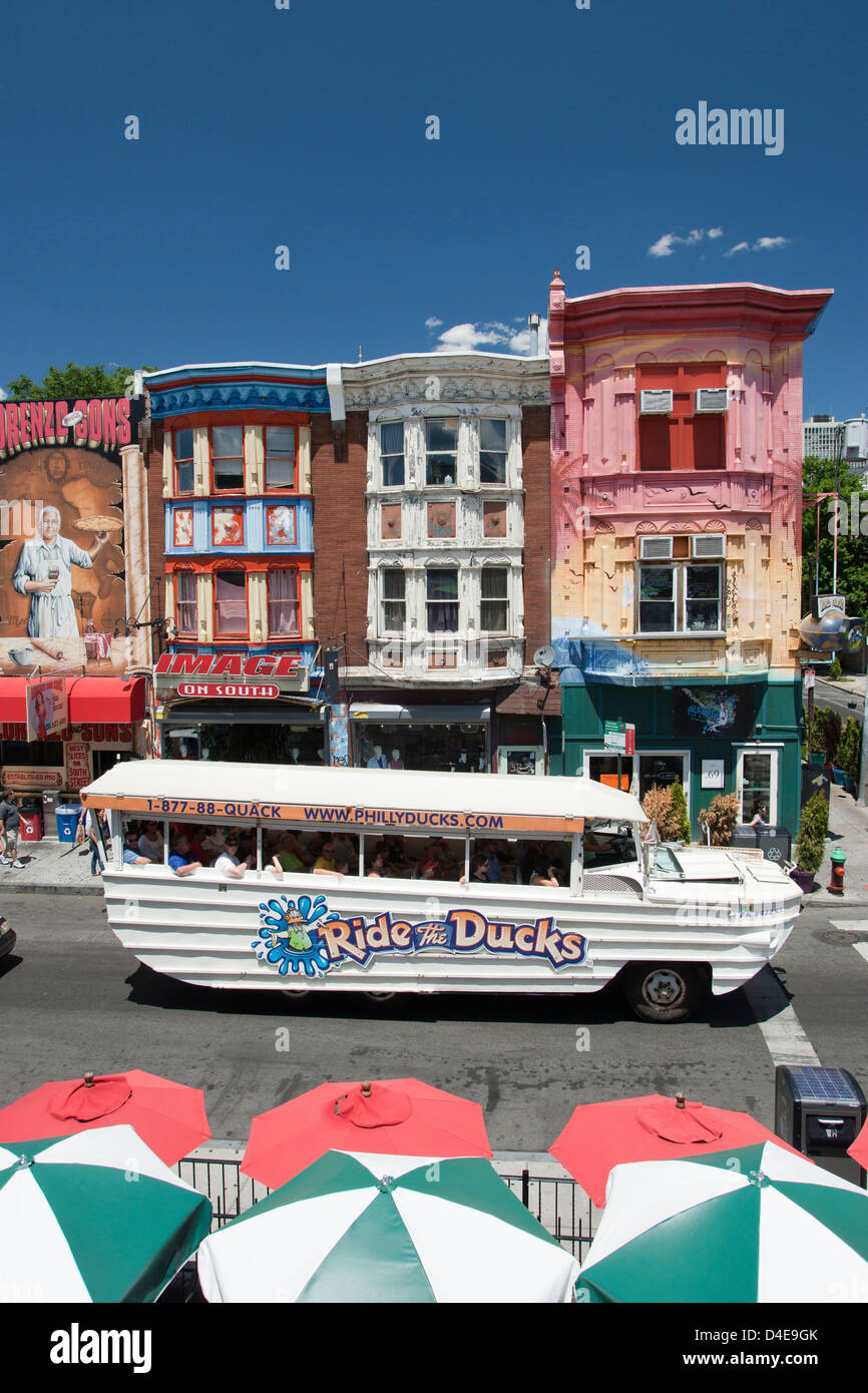 FAHREN DER DUCK TOUR BUS ZEILE DER BEMALTEN HÄUSERN SOUTH STREET DOWNTOWN PHILADELPHIA PENNSYLVANIA USA Stockfoto