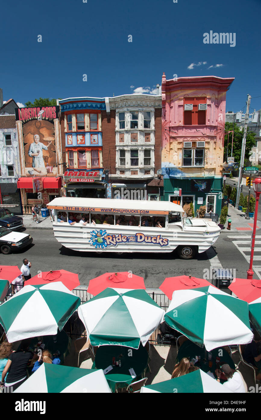 FAHREN DER DUCK TOUR BUS ZEILE DER BEMALTEN HÄUSERN SOUTH STREET DOWNTOWN PHILADELPHIA PENNSYLVANIA USA Stockfoto