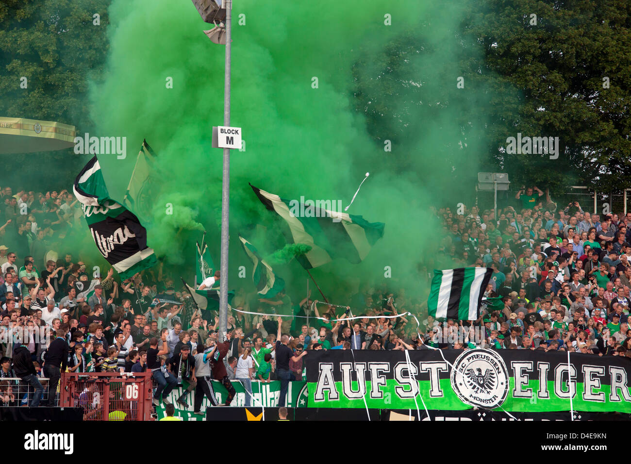 Münster, Ultra-Fans feiern ihr Team Preussen Münster. Stockfoto