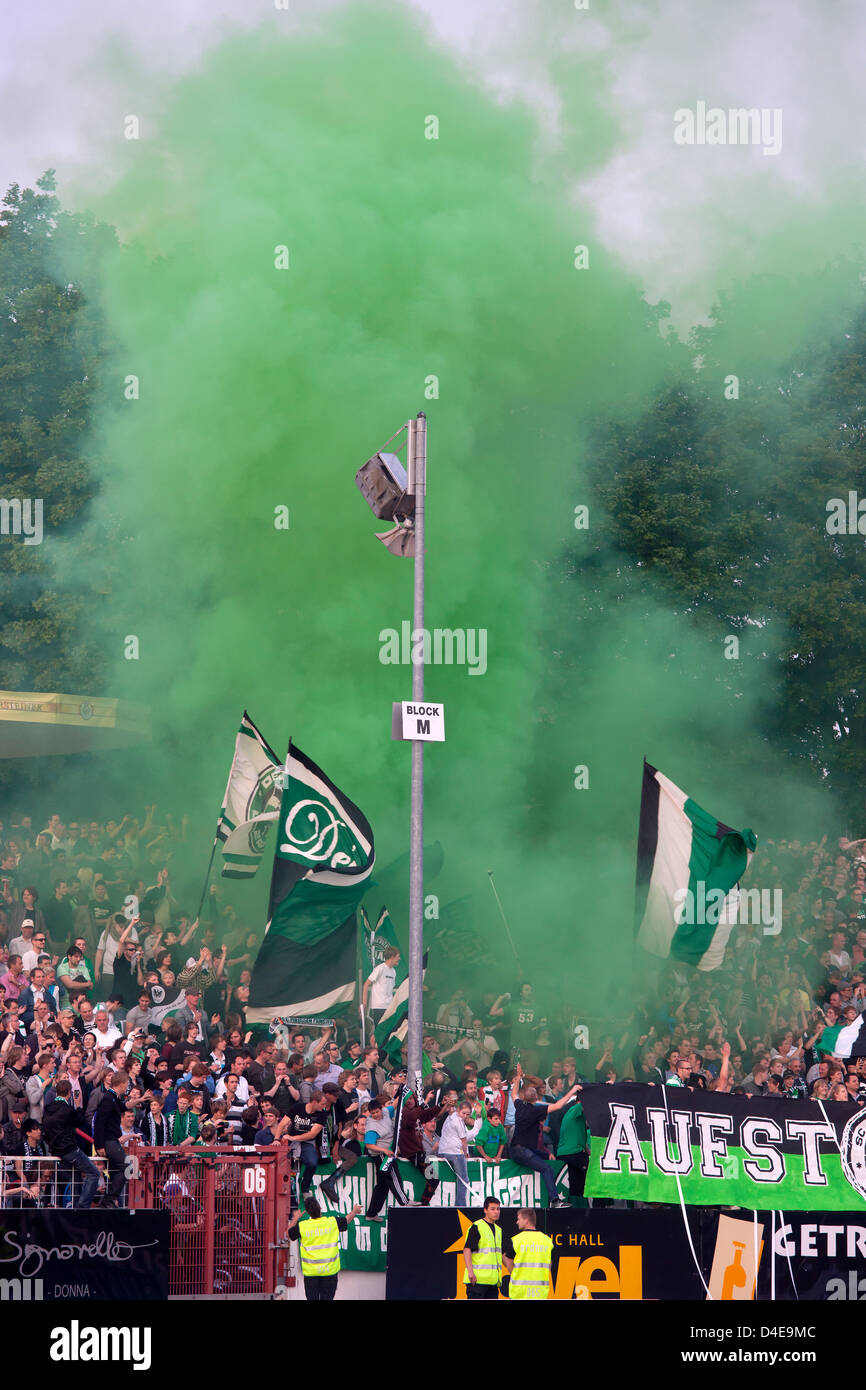 Münster, Ultra-Fans feiern ihr Team Preussen Münster. Stockfoto