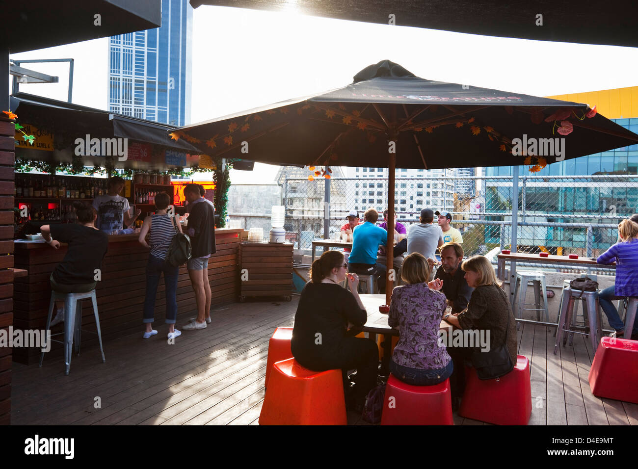 Menschen entspannen an der Bar auf der Dachterrasse im Vorhang House. Melbourne, Victoria, Australien Stockfoto