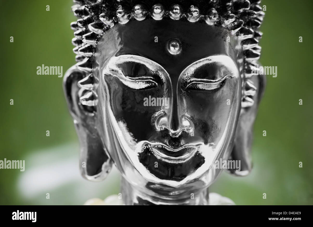 Metallische Leiter, die Zugehörigkeit zu einer Buddha-statue Stockfoto
