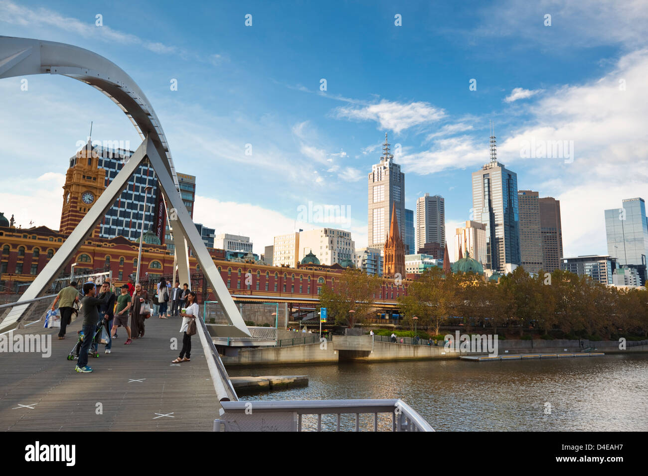 Menschen Southgate Brücke mit Skyline der Stadt im Hintergrund. Melbourne, Victoria, Australien Stockfoto