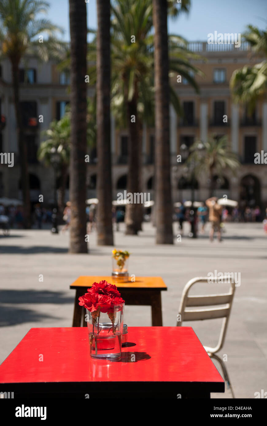 Rote Blumen auf einen roten Tisch in Plaza Real, Barrio Gotico, Spanien Stockfoto