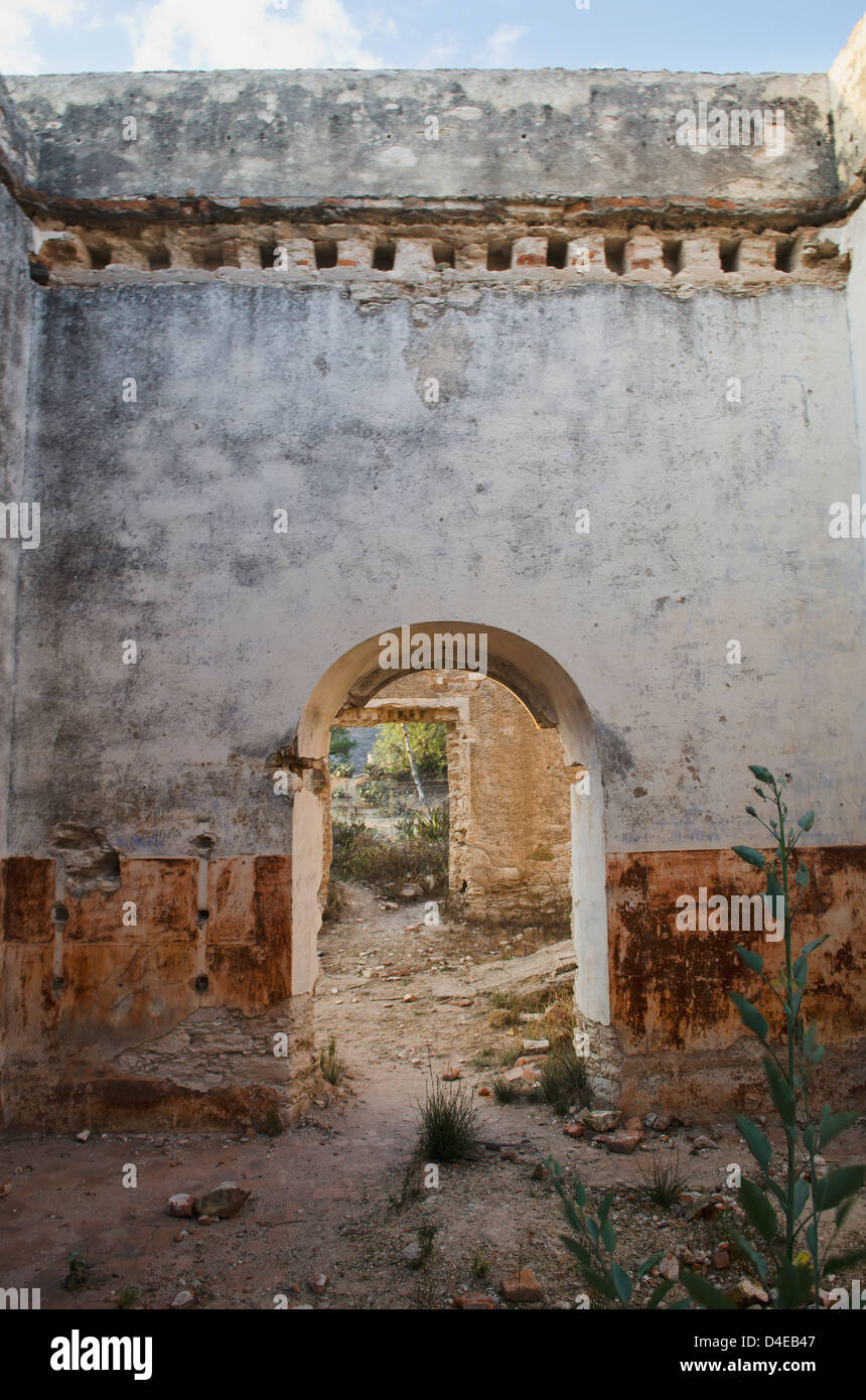Mexiko, Guatajuato, Pozos, Tür in alten Ruinen Wand Stockfoto