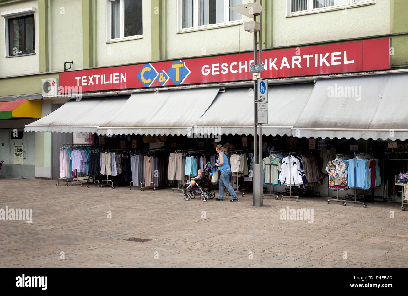 Oberhausen, Deutschland, Textil- und Geschenk-Shop in der Fußgängerzone Stockfoto