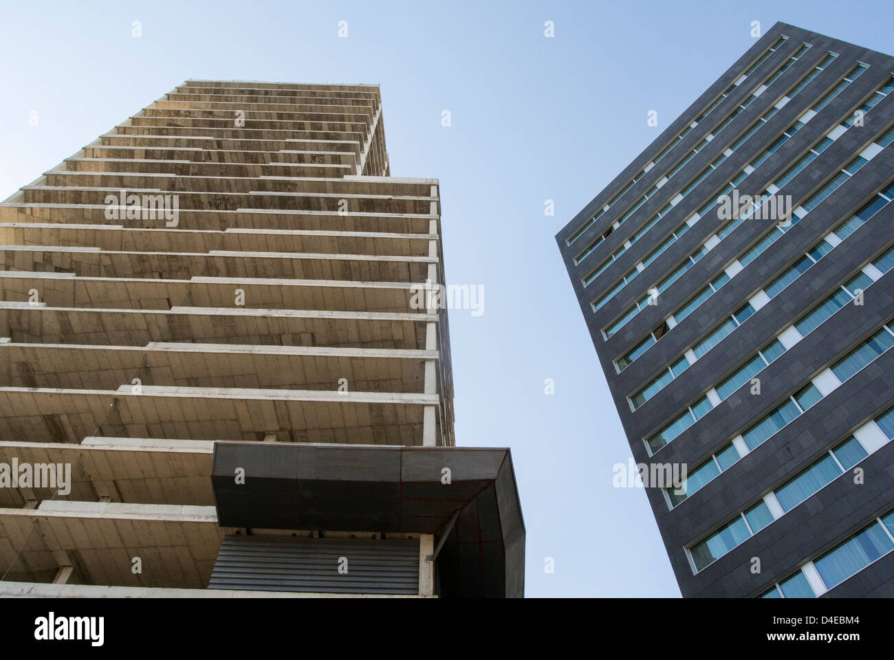 Diagonal Zero Gebäude in der Nähe von einem leeren Gebäude in Maresme Forum Bezirk Barcelona, Spanien Stockfoto