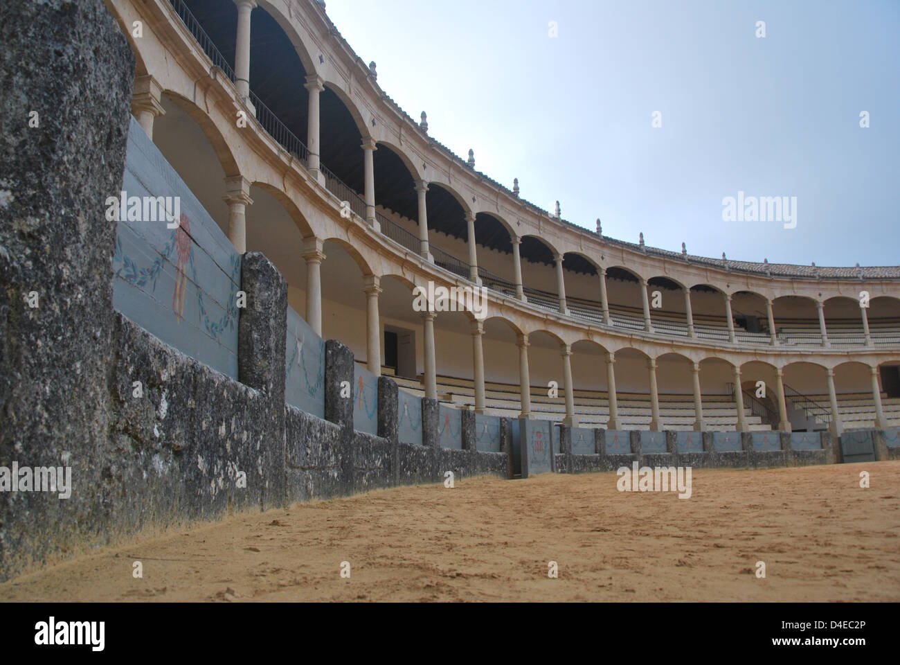 Die Bögen von der Plaza de Toros in Ronda, Spanien im späten Nachmittag Licht. Stockfoto