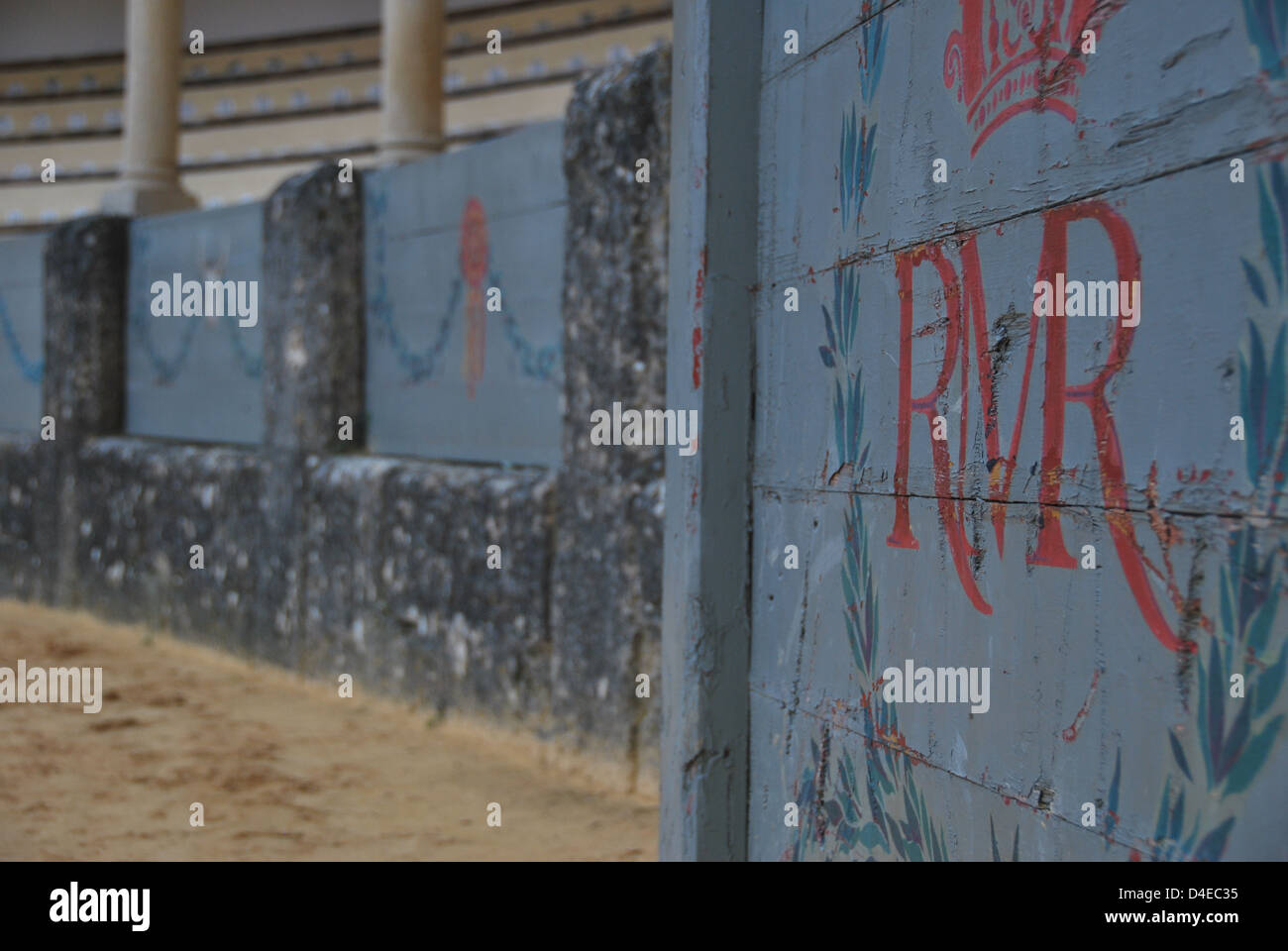 Die RMR, stehend für die Real Maestranza de Caballería de Ronda (königliche Schule der Kavallerie), an der Plaza de Toros in Ronda. Stockfoto