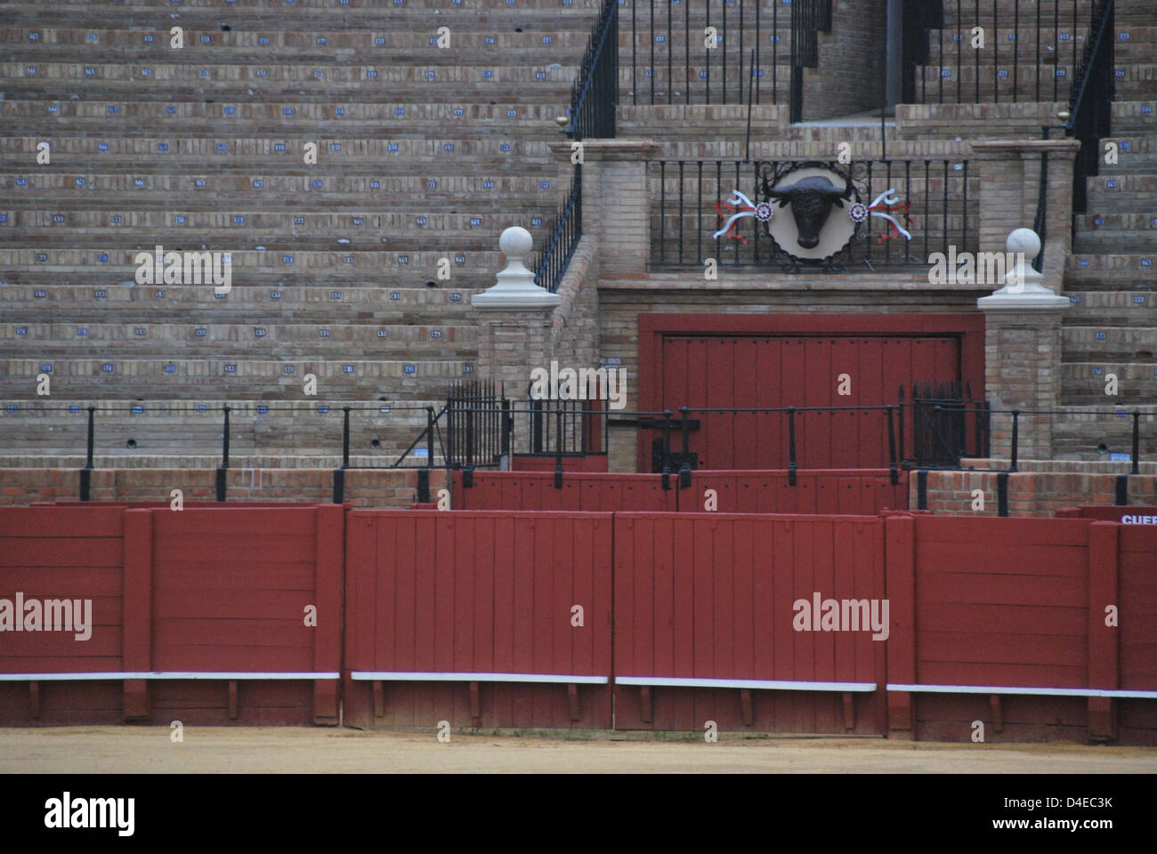 Eingangstor und Sitze auf der historischen Plaza de Toros in Ronda, Spanien. Stockfoto