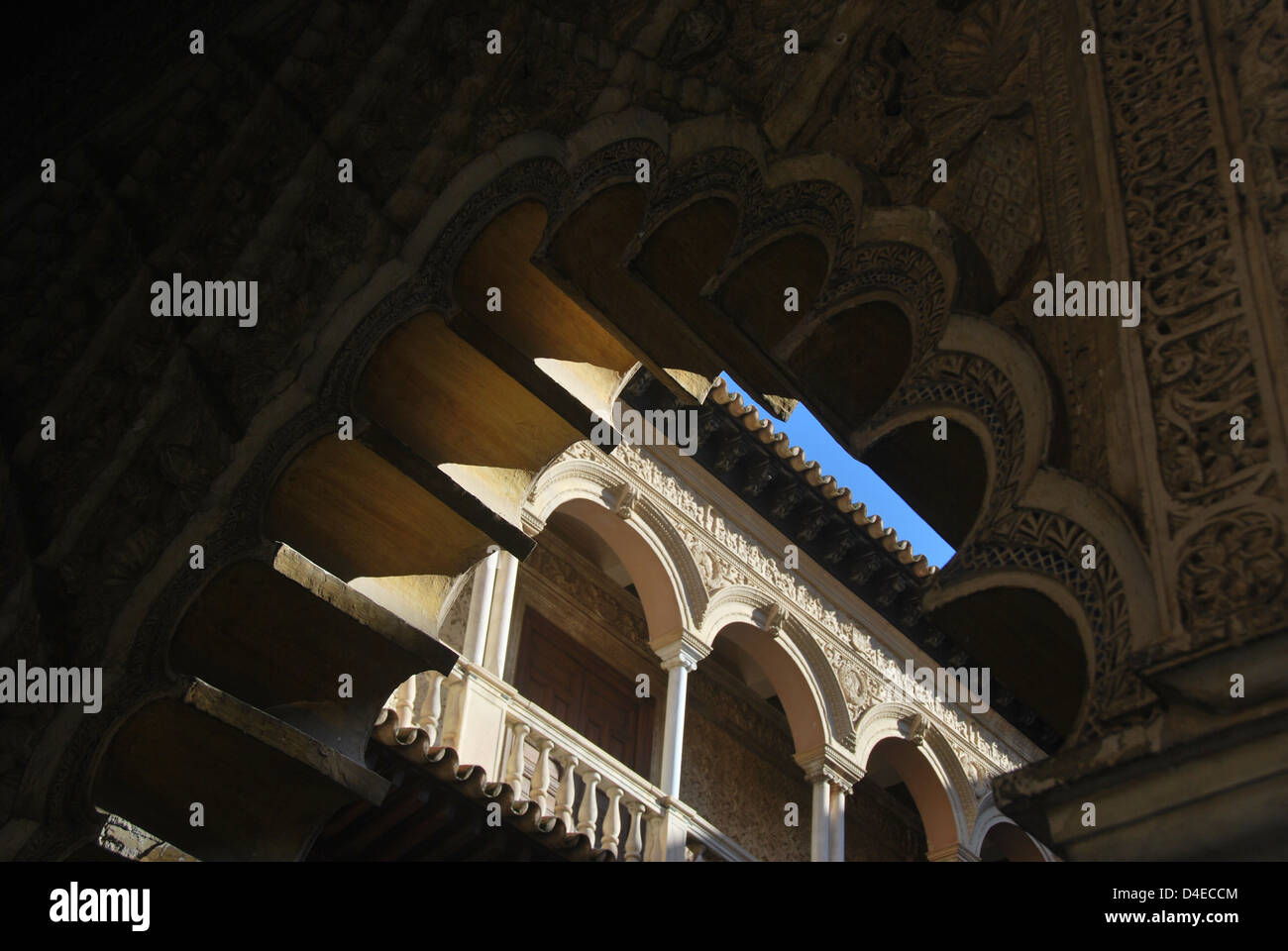 Nachmittagssonne auf den kunstvoll Steinbögen des Alcazar in Sevilla, Spanien. Stockfoto