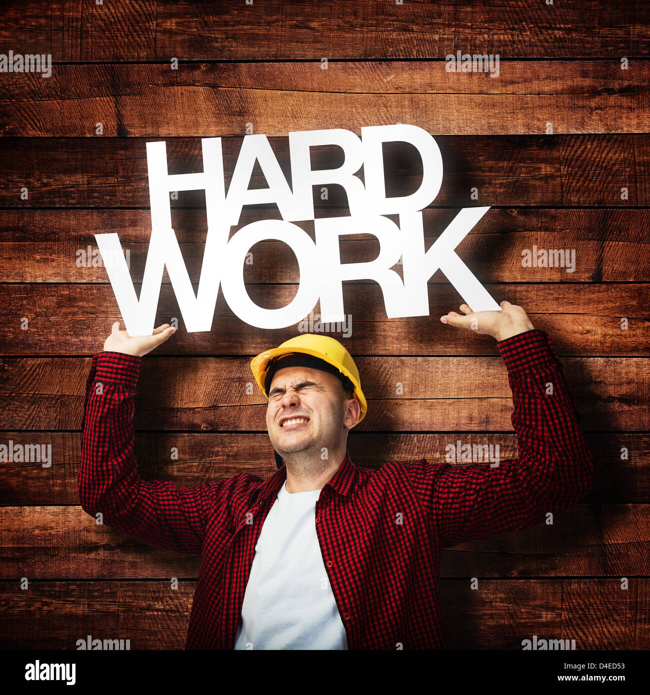 Bauarbeiter in rotes Hemd und gelben Bauarbeiterhelm, harte Arbeit-Konzept Stockfoto