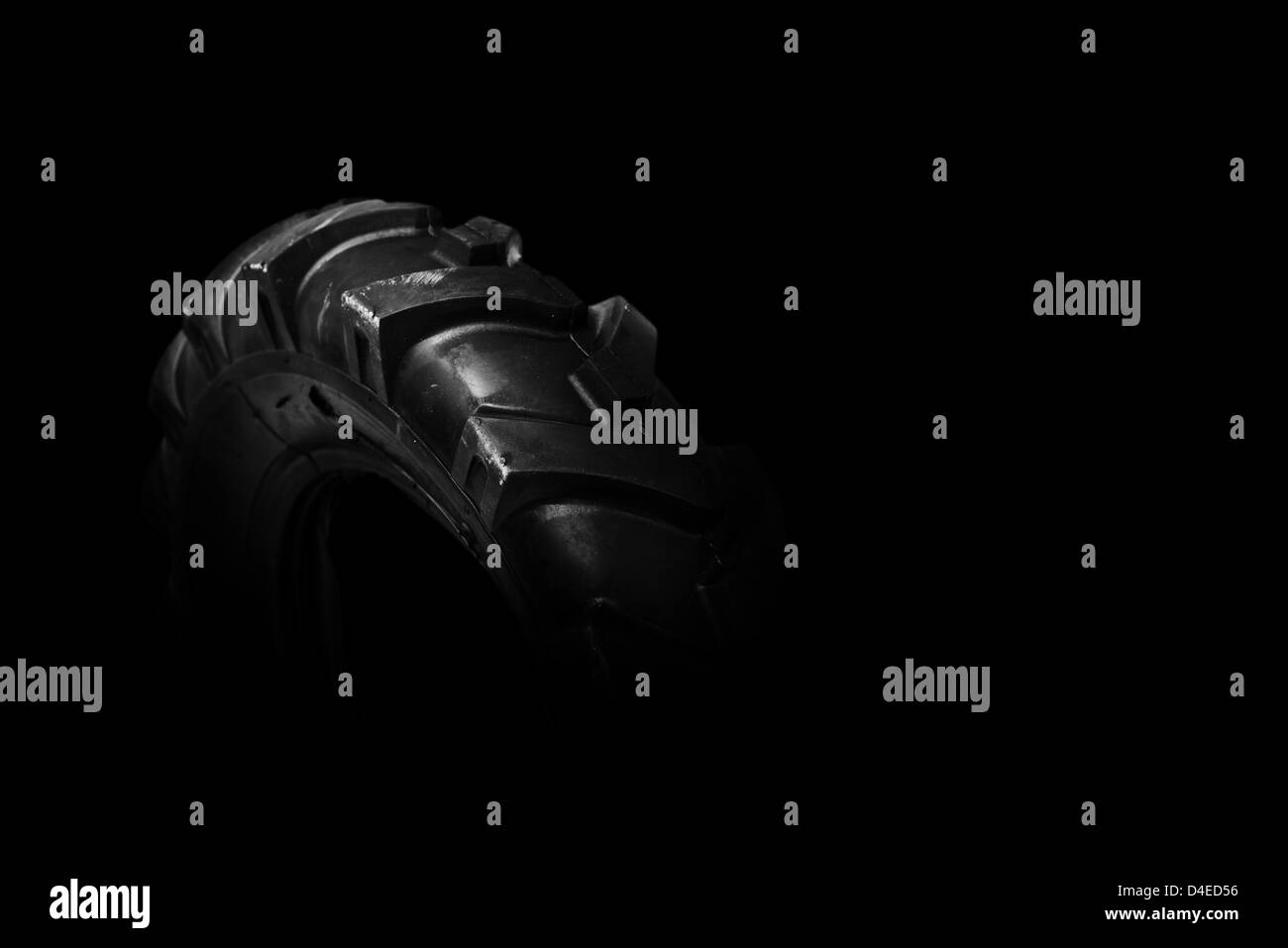 Neue, unbenutzte schwarze Grubber Reifen. Landwirtschaft und Landwirtschaft Hintergrundbild. Stockfoto