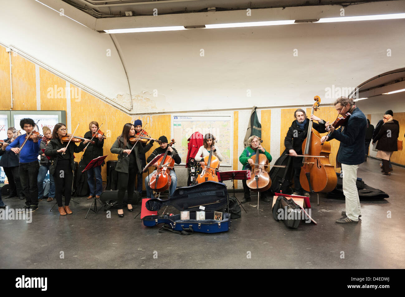 klassische Musiker als Straßenmusikant an einer Paris Metro station Stockfoto