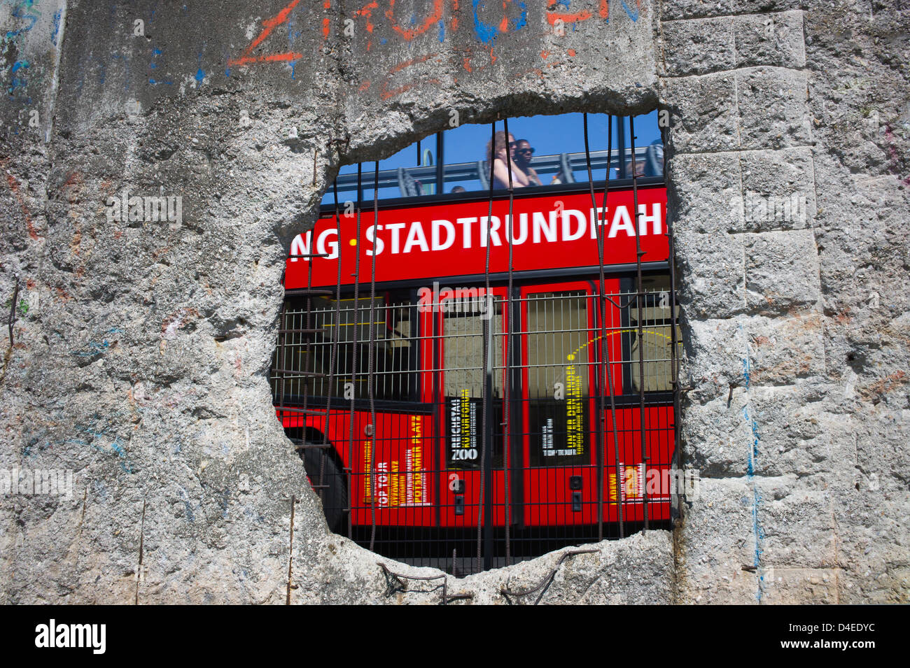 Berlin, Deutschland, sah Sightseeing Tour-Bus durch ein Loch in der Mauer Stockfoto