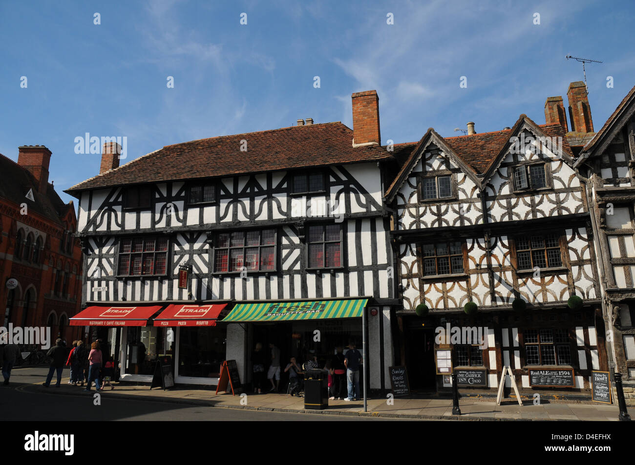 Die traditionellen Tudor-Gebäude von Garrick Inn und andere Shop-Fassaden in Bath. Stockfoto