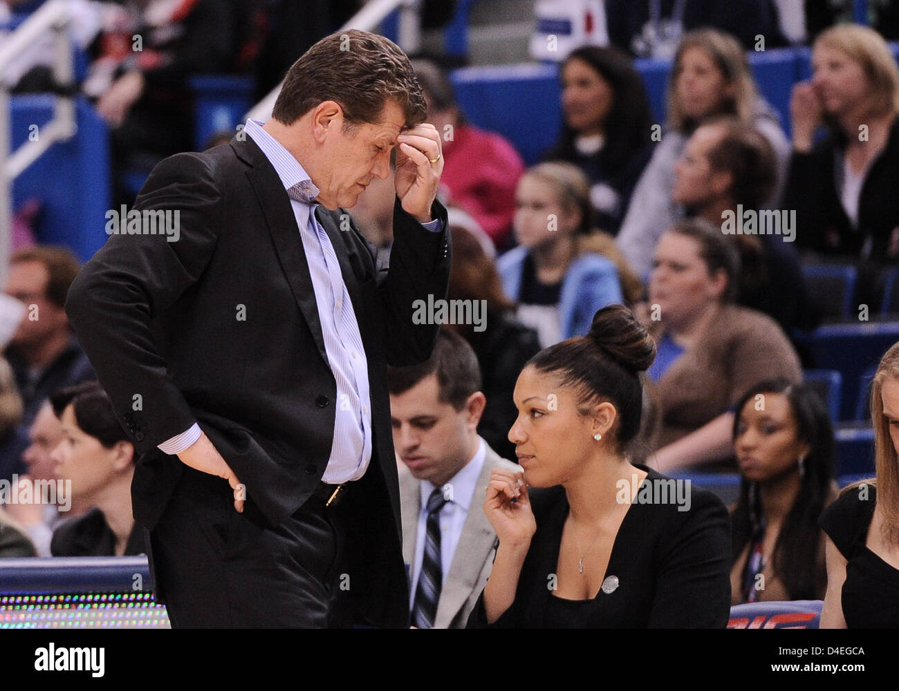 12. März 2013 - Hartford, CT, USA - Dienstag, 12. März 2013: Connecticut Huskies Cheftrainer Geno Auriemma blickt auf von der Seitenlinie in der 1. Jahreshälfte 2013 Big East Womens Turnier Meisterschaft Basketball-Spiel zwischen Connecticut Vs Notre Dame im XL Center in Hartford, CT-Notre-Dame führt um den halben 35-26. Bill Shettle / Cal Sport Media. Stockfoto