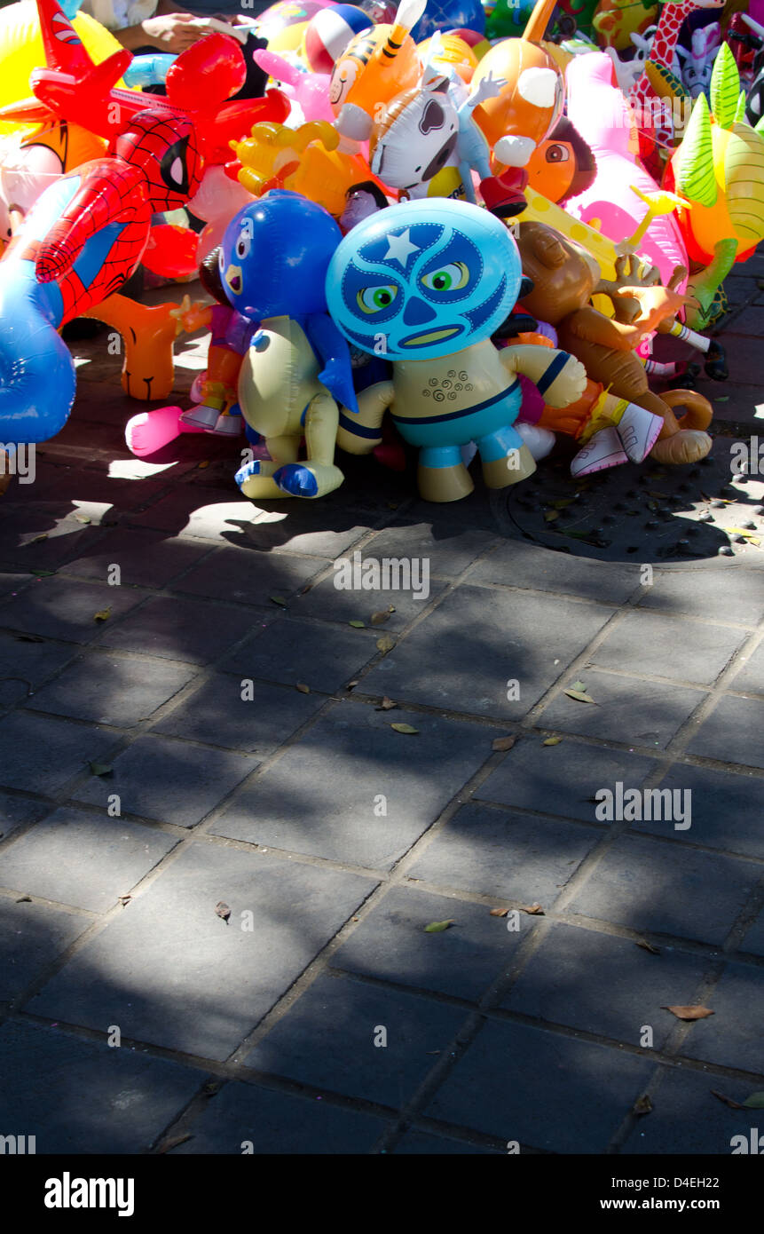 Aufblasbare Spielzeuge für den Verkauf in den Zócalo, Oaxaca, Mexiko. Stockfoto