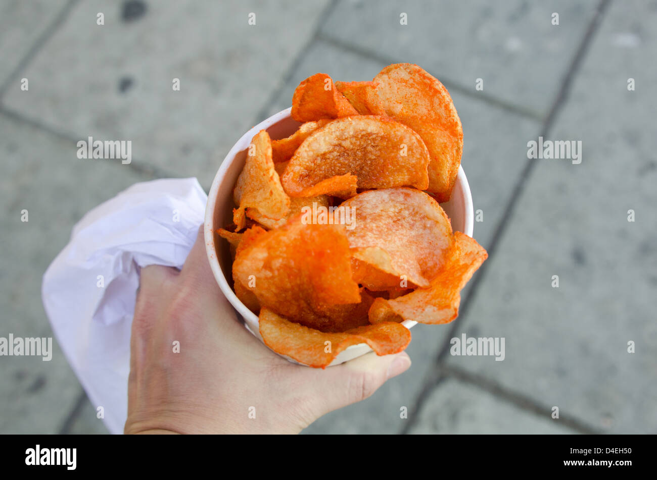 frische Kartoffel-Chips mit Käse und Limettensaft Stockfoto
