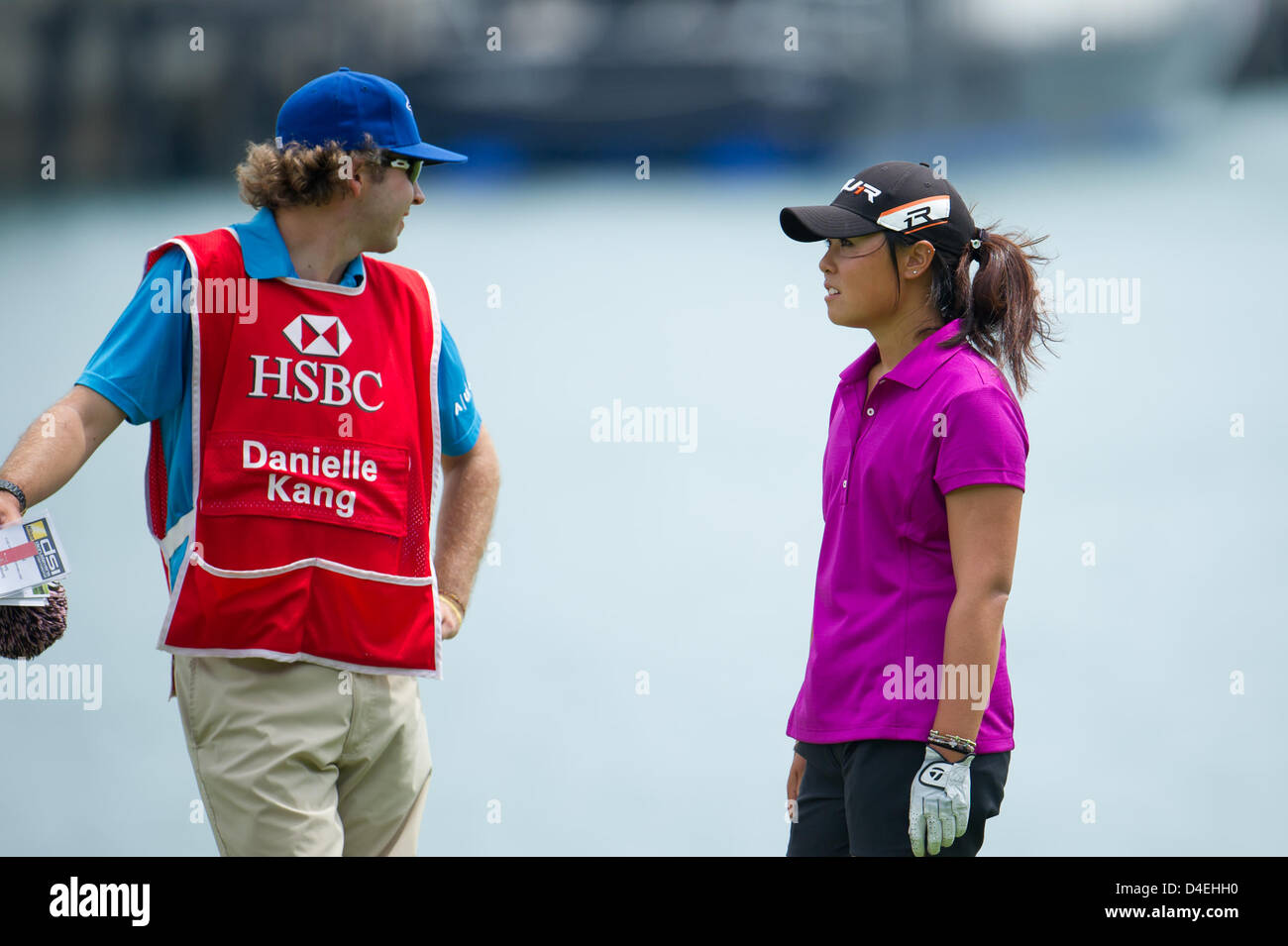 Danielle Kang (USA), 3. März 2013 - Golf: Danielle Kang der Vereinigten Staaten plaudert mit Caddie bei der Endrunde der die HSBC Women es Champions golf Turnier im Sentosa Golf Club in Singapur. (Foto von Haruhiko Otsuka/AFLO) Stockfoto