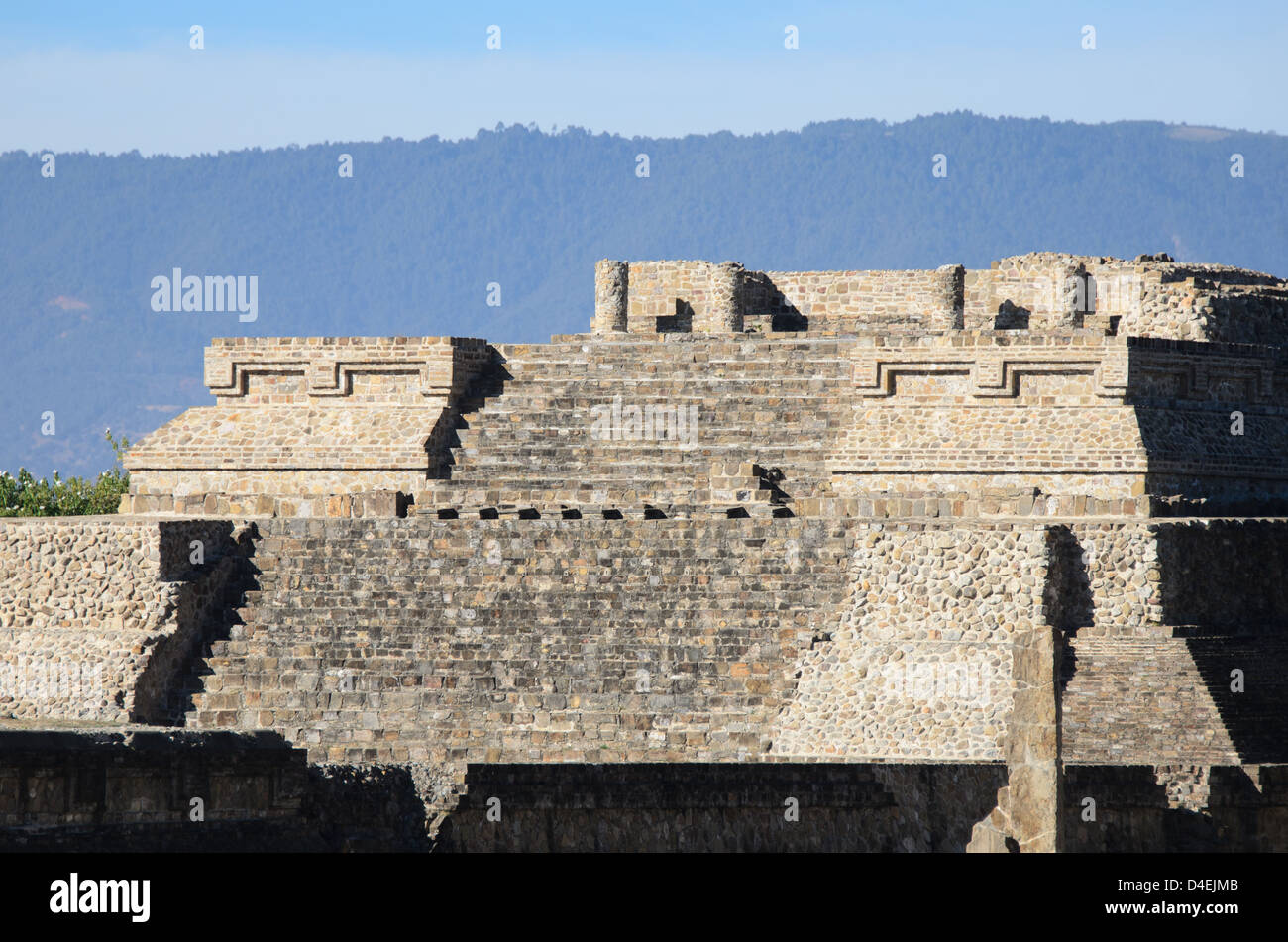 Der obere Teil des Schritt-Pyramide-Tempel bezeichnet Gebäude IV; Monte Alban, Oaxaca, Mexiko. Stockfoto