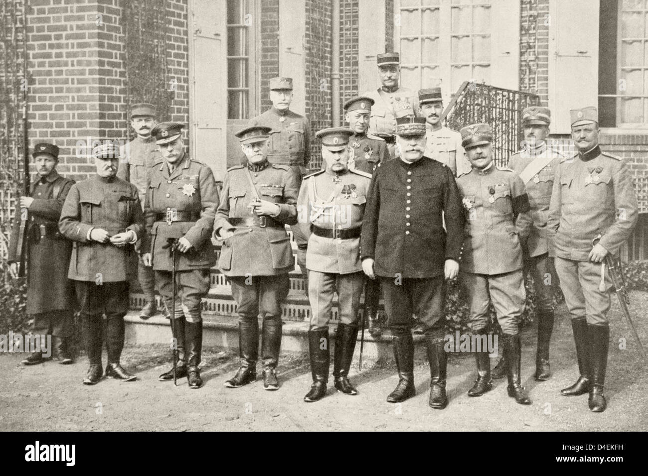 Zweite Wiedervereinigung alliierte Rat Krieg März 1916 Front row links nach rechts: General Castelnau Frankreich Sir Douglas Haig Great Britain Stockfoto