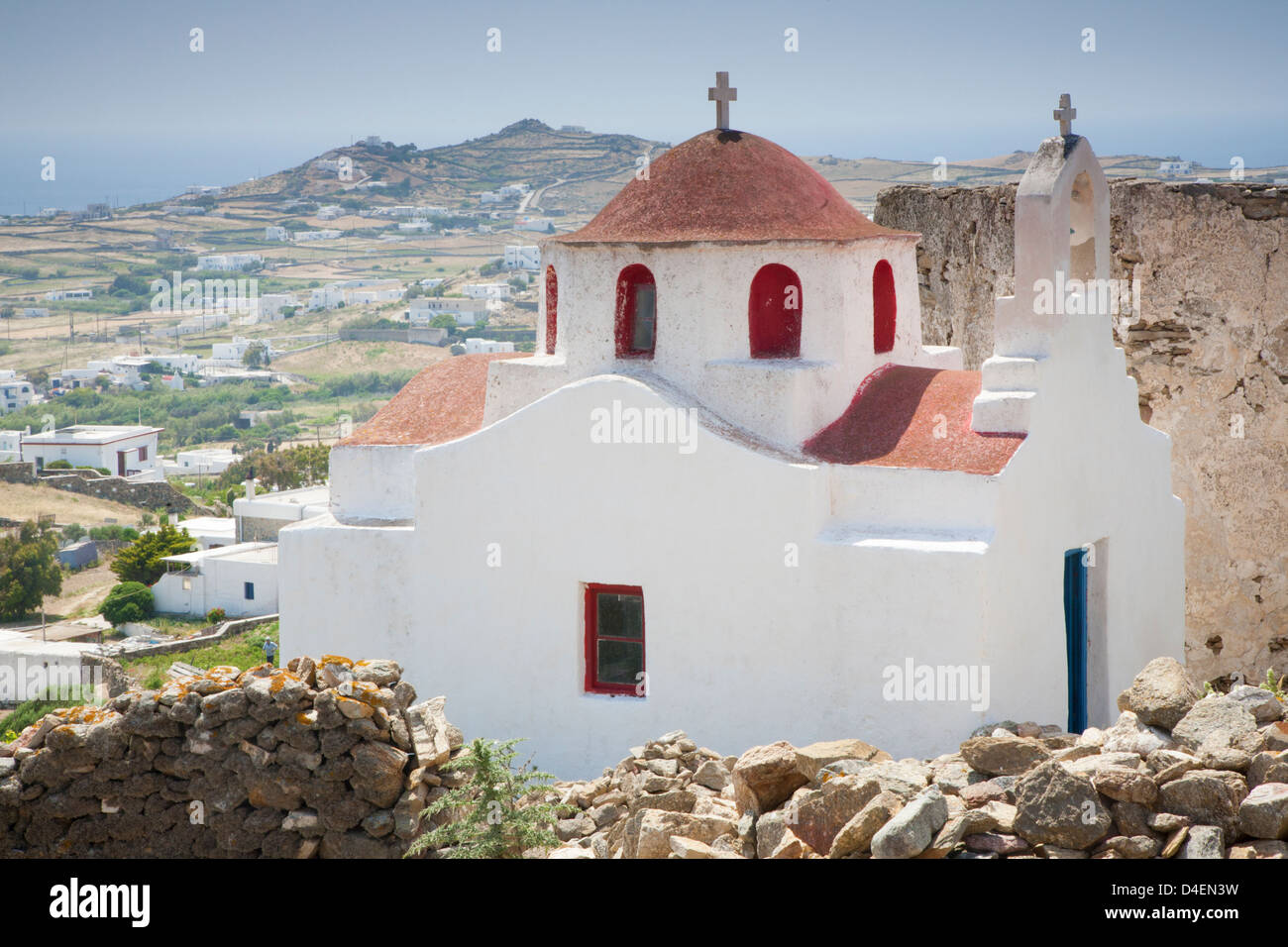 Rote Kuppelkirche auf einem Hügel mit Blick auf das ländliche Mykonos auf den griechischen Inseln Stockfoto