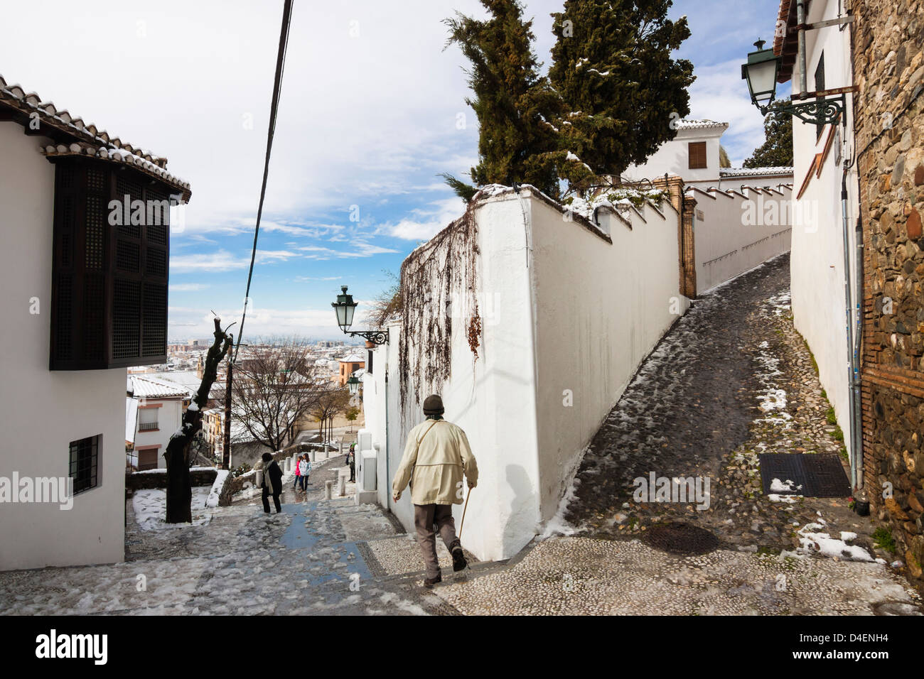 Menschen zu Fuß durch die weiß getünchten Hügel und Gassen der Altstadt von Granada Stockfoto