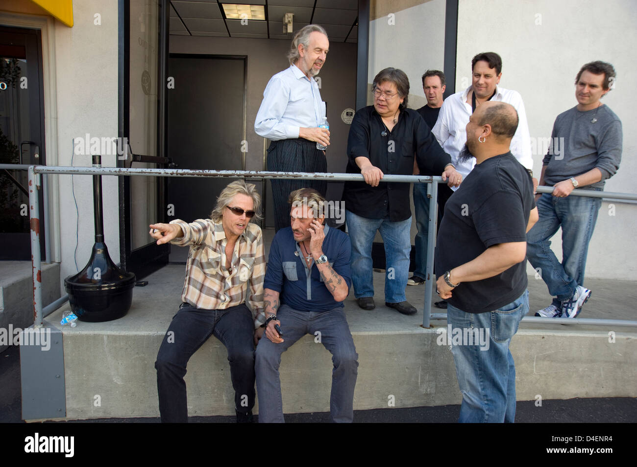 Johnny Hallyday begrüßt die Mitglieder der Band Abe Laboriel Jr. und Bryan Ray McCartneys außerhalb seiner Rehearsal Studios in Burbank Stockfoto