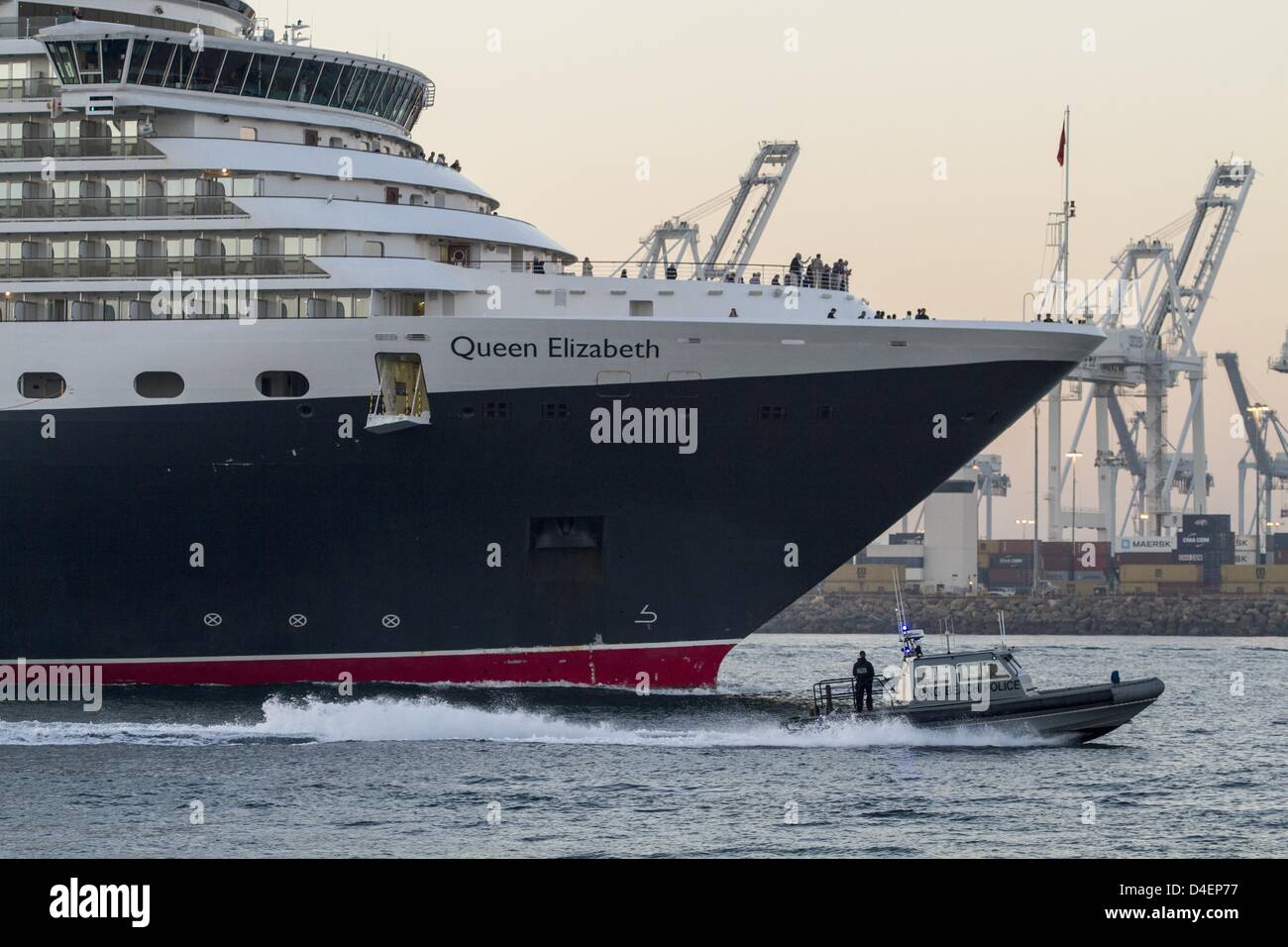 Long Beach, Kalifornien, USA. 12. März 2013. Ein langer Strand Polizei Boot führt wie der Ozeandampfer Queen Elizabeth Kreuzfahrten in Long Beach Harbor Rendez-vous und zollen ihrem Vorgänger der Queen Mary (nicht abgebildet). Die Welt berühmten ehemaligen Cunard Liner RMS Queen Mary, einmal die unbestrittene Grand Dame des Nordatlantiks und vielleicht die beliebtesten Ozeanriese des 20. Jahrhunderts, besucht von den jüngsten Cunarder Queen Elizabeth. (Bild Kredit: Kredit: Ringo Chiu/ZUMAPRESS.com/Alamy Live-Nachrichten) Stockfoto