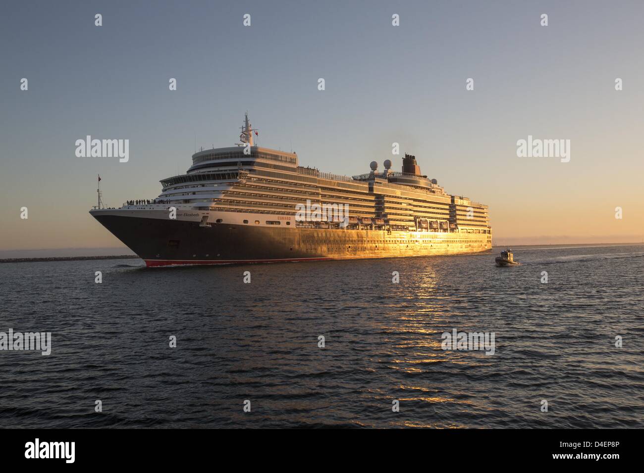 Long Beach, Kalifornien, USA. 12. März 2013. Ein Polizeiboot Long Beach führt die Queen Elizabeth als Liner Hochseekreuzfahrten in Long Beach Harbor Rendez-vous und zollen ihrem Vorgänger der Queen Mary (nicht abgebildet). Die Welt berühmten ehemaligen Cunard Liner RMS Queen Mary, einmal die unbestrittene Grand Dame des Nordatlantiks und vielleicht die beliebtesten Ozeanriese des 20. Jahrhunderts, besucht von den jüngsten Cunarder Queen Elizabeth. (Bild Kredit: Kredit: Ringo Chiu/ZUMAPRESS.com/Alamy Live-Nachrichten) Stockfoto