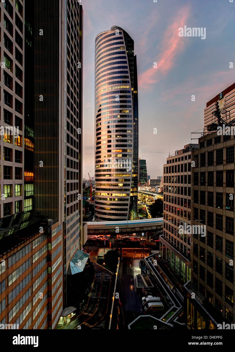 Blaue Stunde an Kreuzung Sathorn Road, Bangkok Stockfoto