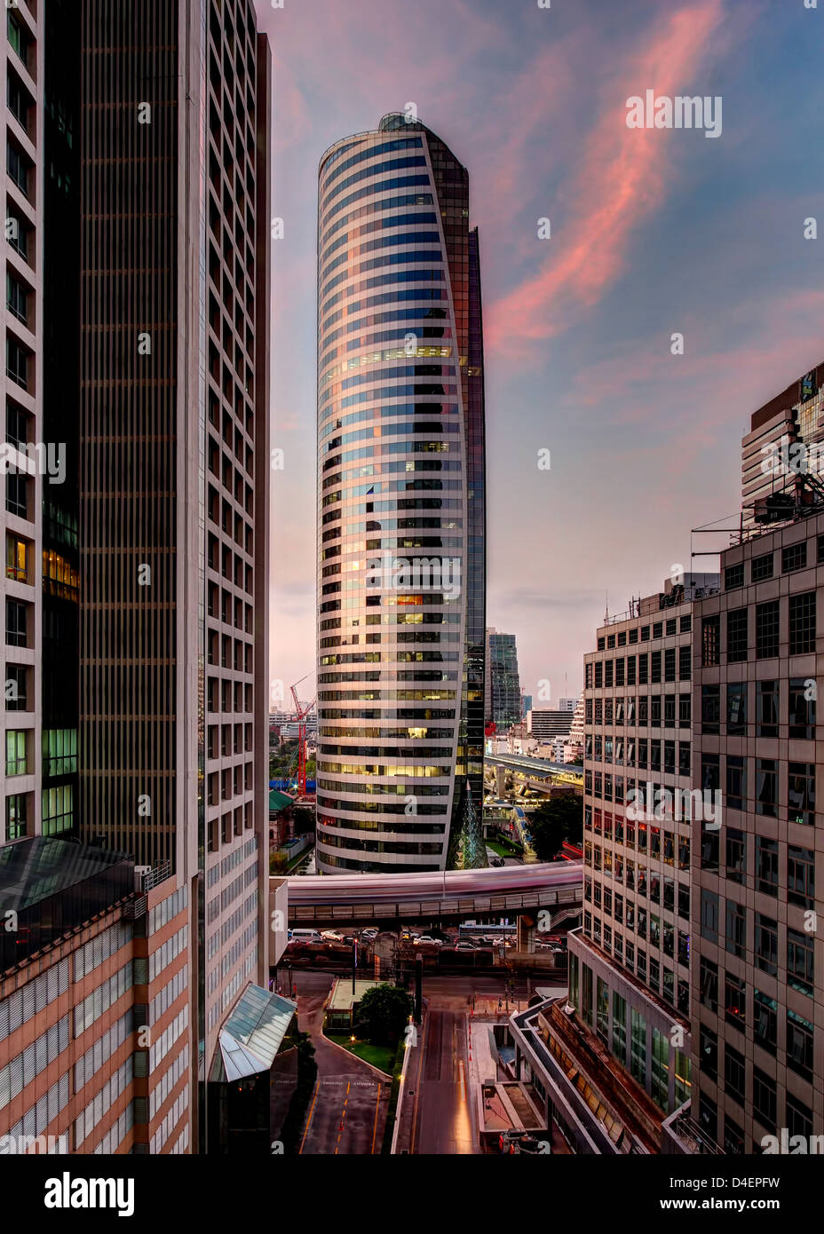 Blaue Stunde an Kreuzung Sathorn Road, Bangkok Stockfoto