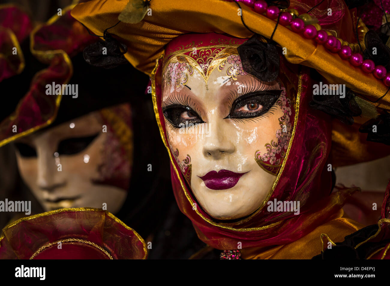 Eine Frau und ein Mann, für den Karneval in Venedig, Venetien, Italien gekleidet Stockfoto