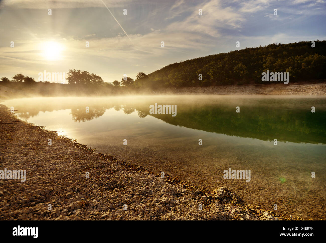 Sonnenaufgang über dem See irgendwo in Krim Ukraine Stockfoto