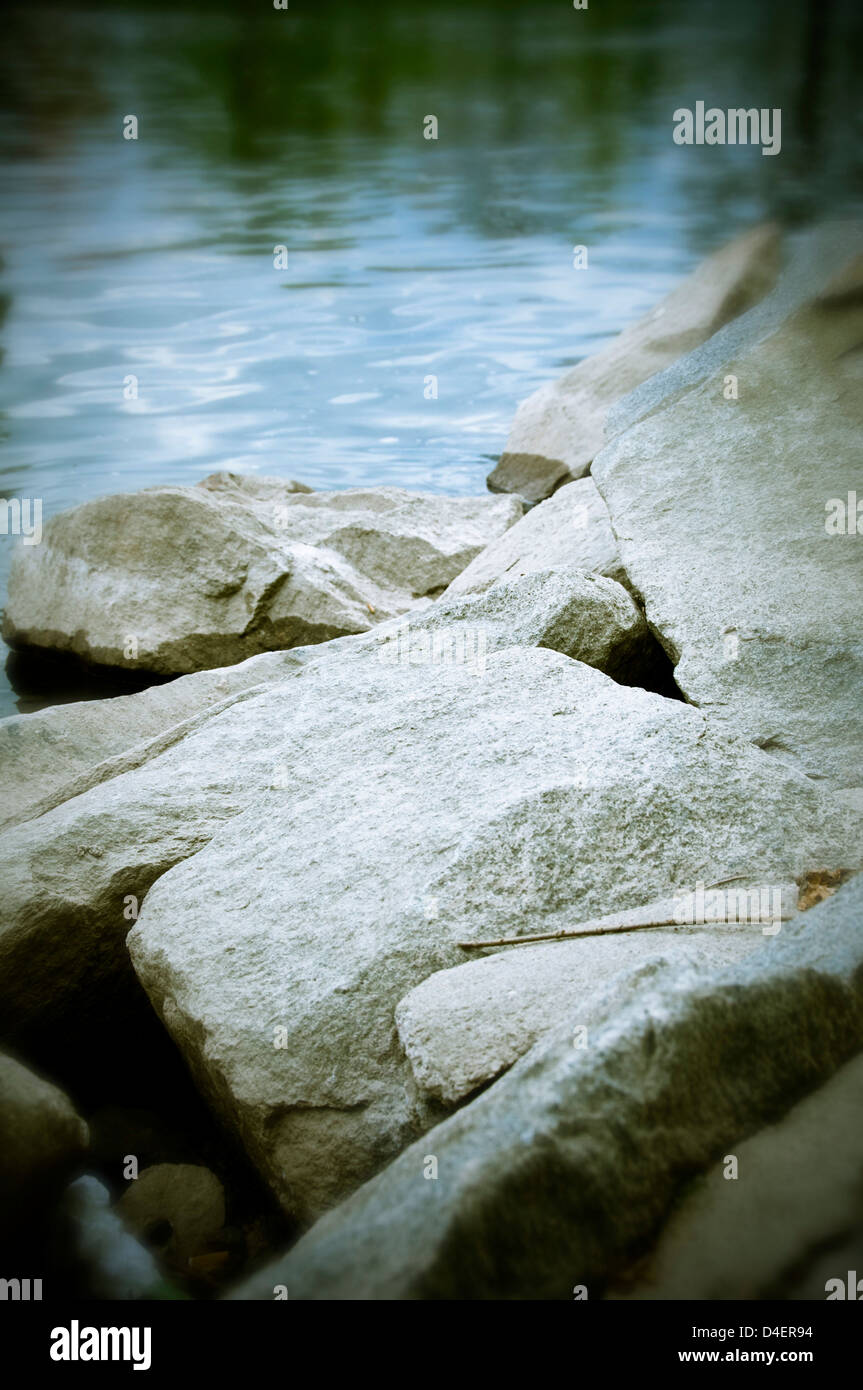 Felsen in der Nähe von Wasser Stockfoto