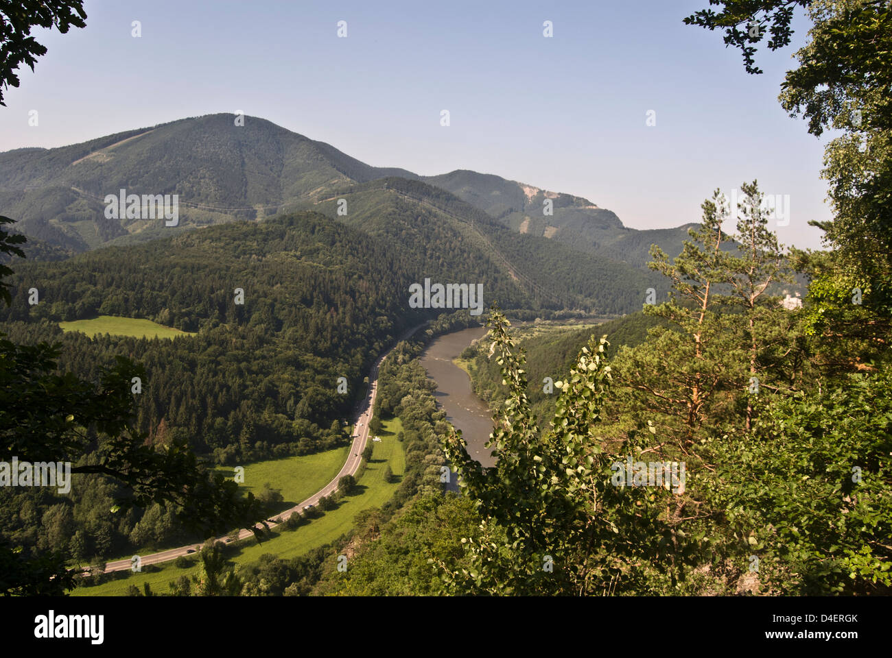 Domasinsky Mäander des Flusses Vah mit Straßen, Wiesen, Wald ana Hügel von Lucanska Mala Fatra Gebirge aus starhrad Ruinen Burg in der Slowakei Stockfoto