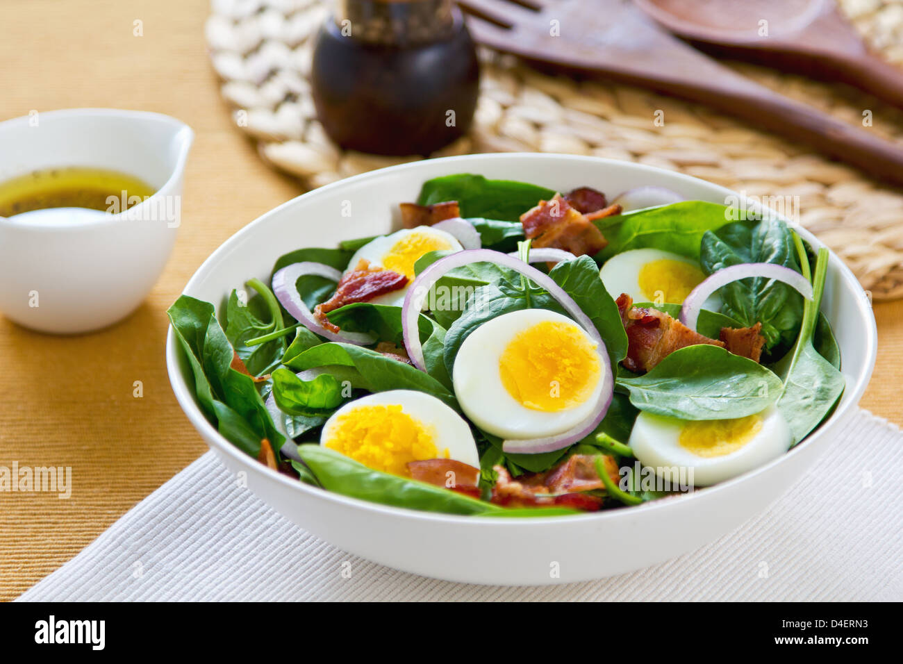 Speck mit gekochtem Ei und Spinat Salat vom Salat-dressing Stockfoto