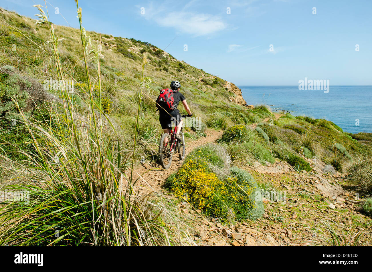 Mountainbiker auf dem Cami de Cavalls Küstenpfad auf Menorca auf den Balearen, Spanien Stockfoto