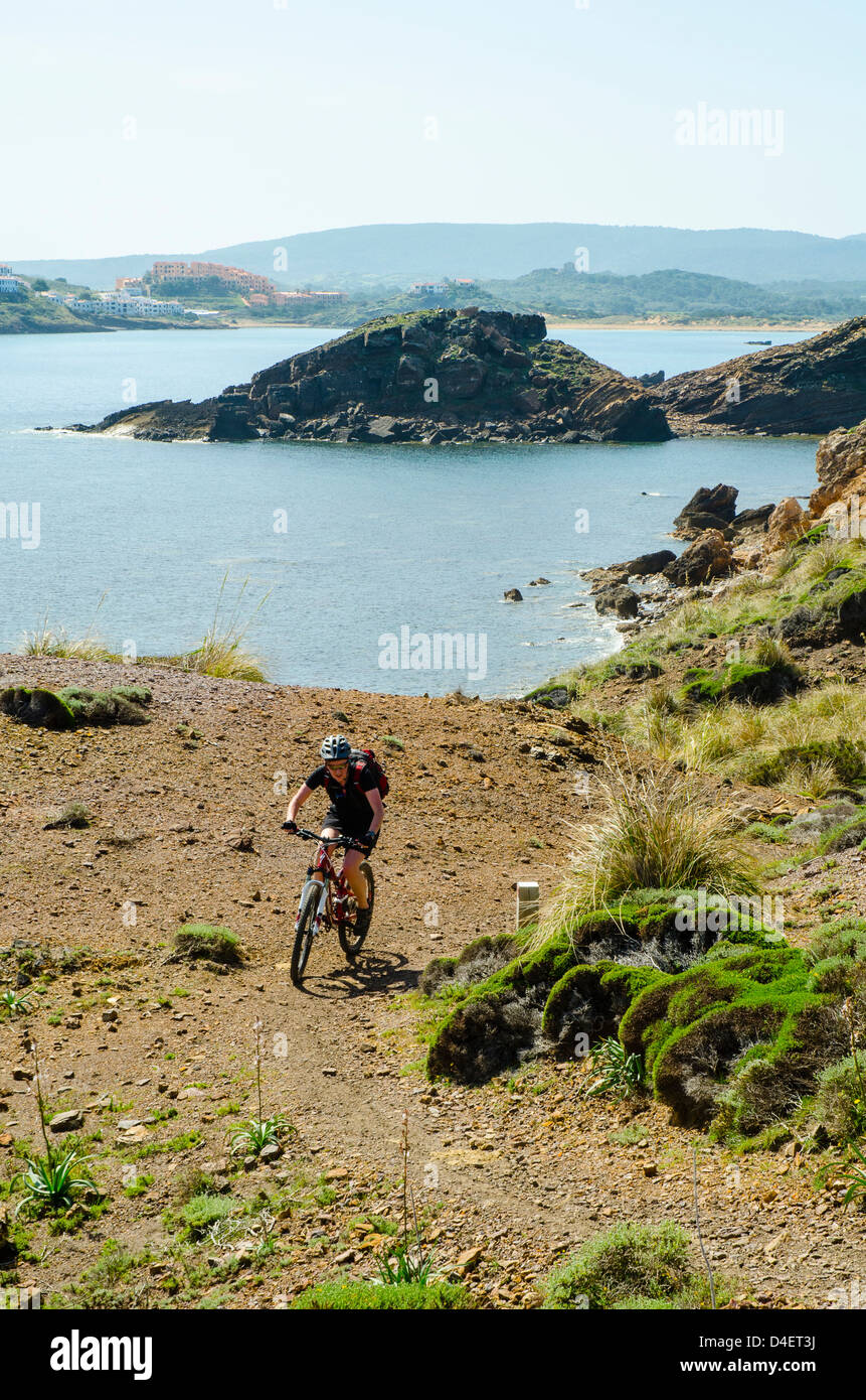 Mountainbiker auf dem Cami de Cavalls Küstenpfad auf Menorca auf den Balearen, Spanien Stockfoto